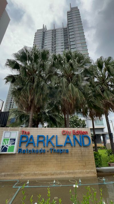 Good property, cheap price, Parkland Condo Phetkasem-Tha Phra, 21st floor, Topview, city view, size 71.11 sq m., 2 bedrooms, 2 bathrooms, 2 parking spaces, near BTS Talat Phlu 400 meters.