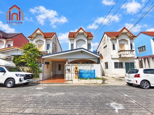 Townhouse for sale at Amornsap Yuwitthaya (Soi Yuwitthaya 16). This is a detached-style townhome—the walls are not shared with neighboring units. It features an extended kitchen, a covered garage, and a ground-floor room suitable for elderly residents.