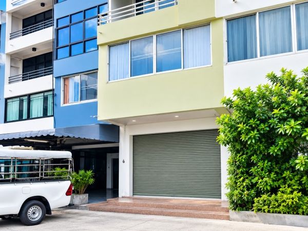 Triam Nomklao Sch. 400m. for rent on SaphanSung. 4bad Ramkhamhaeng Rd. 135-146 4-story building 3bath 220sq.m. 18 sq.wa. plot. Includes