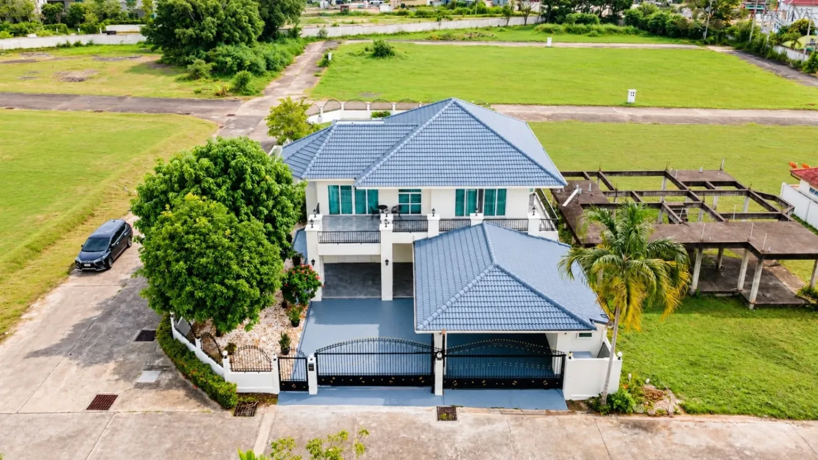 Spacious 2-Storey Corner House on Large Land for Sale – Hill View, East Pattaya