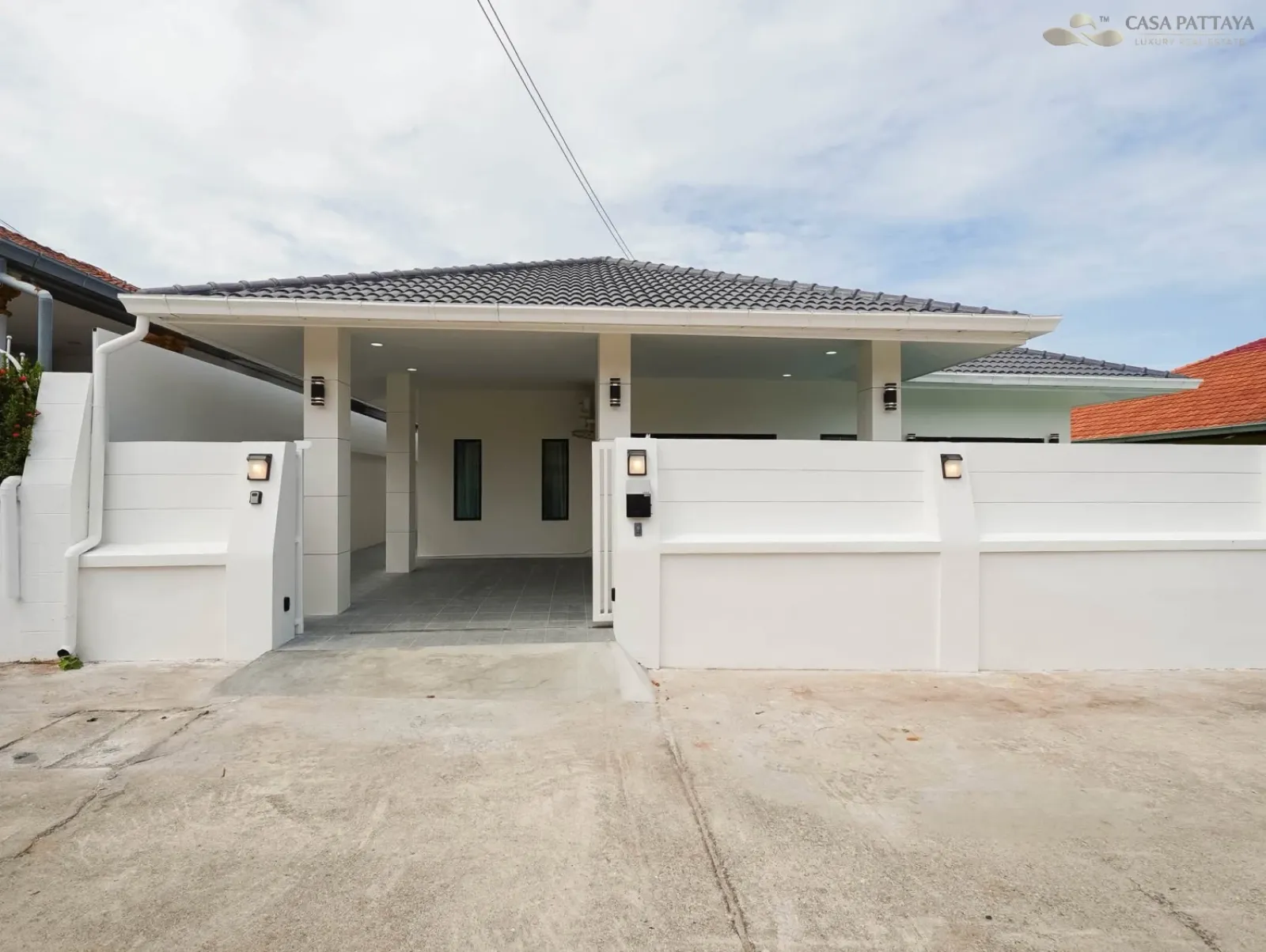 Ready-to-Move-In Pool Villa for Sale: Eakmongkol 4/1
