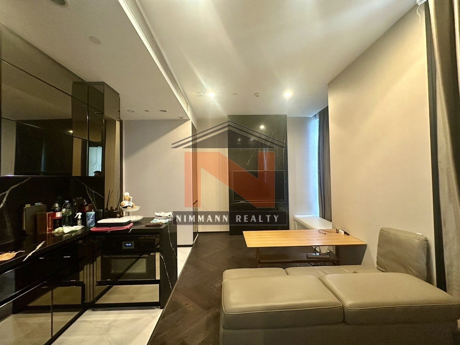 Beautiful room, high floor, fully furnished.