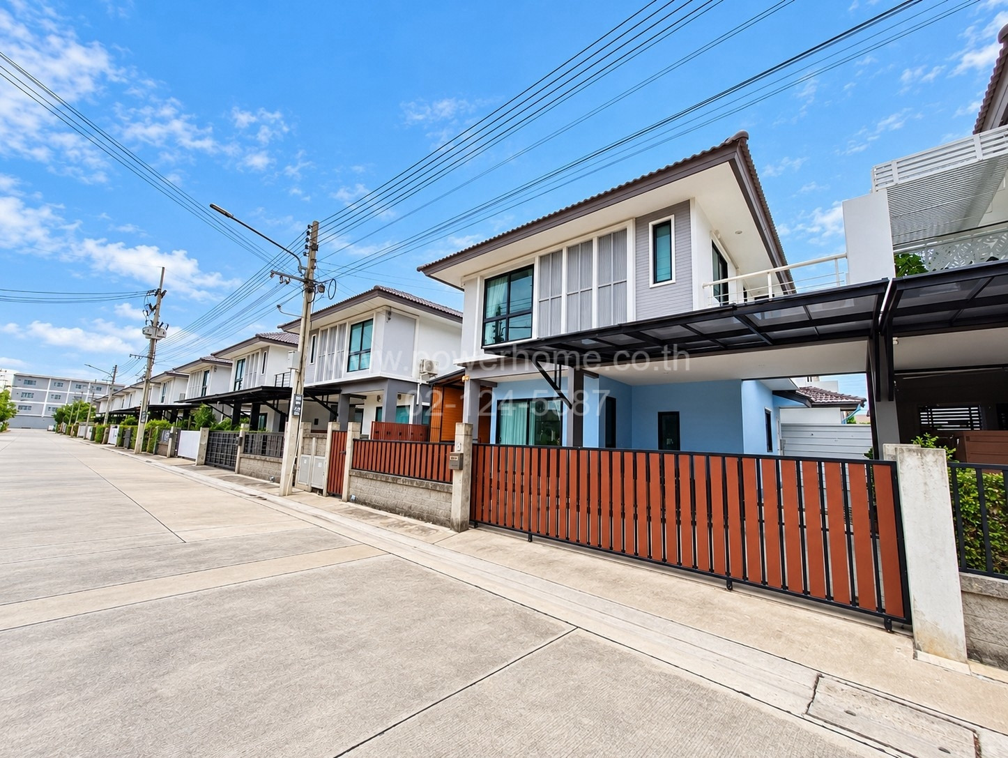 บ้านแฝด 2 ชั้น บ้านหันหน้าทางทิศเหนือ ลมพัดเย็นสบาย ใกล้ตลาดไทยสมบูรณ์ 3 ทำเลดี ถนนเมน อยู่ต้นโครงการ ถนนกว้าง  บ้านไม่เคยเข้าอยู่ ตกแต่งสวย พร้อมเข้าอยู่ บิ้วอินทั้งหลัง – รูปที่ 2
