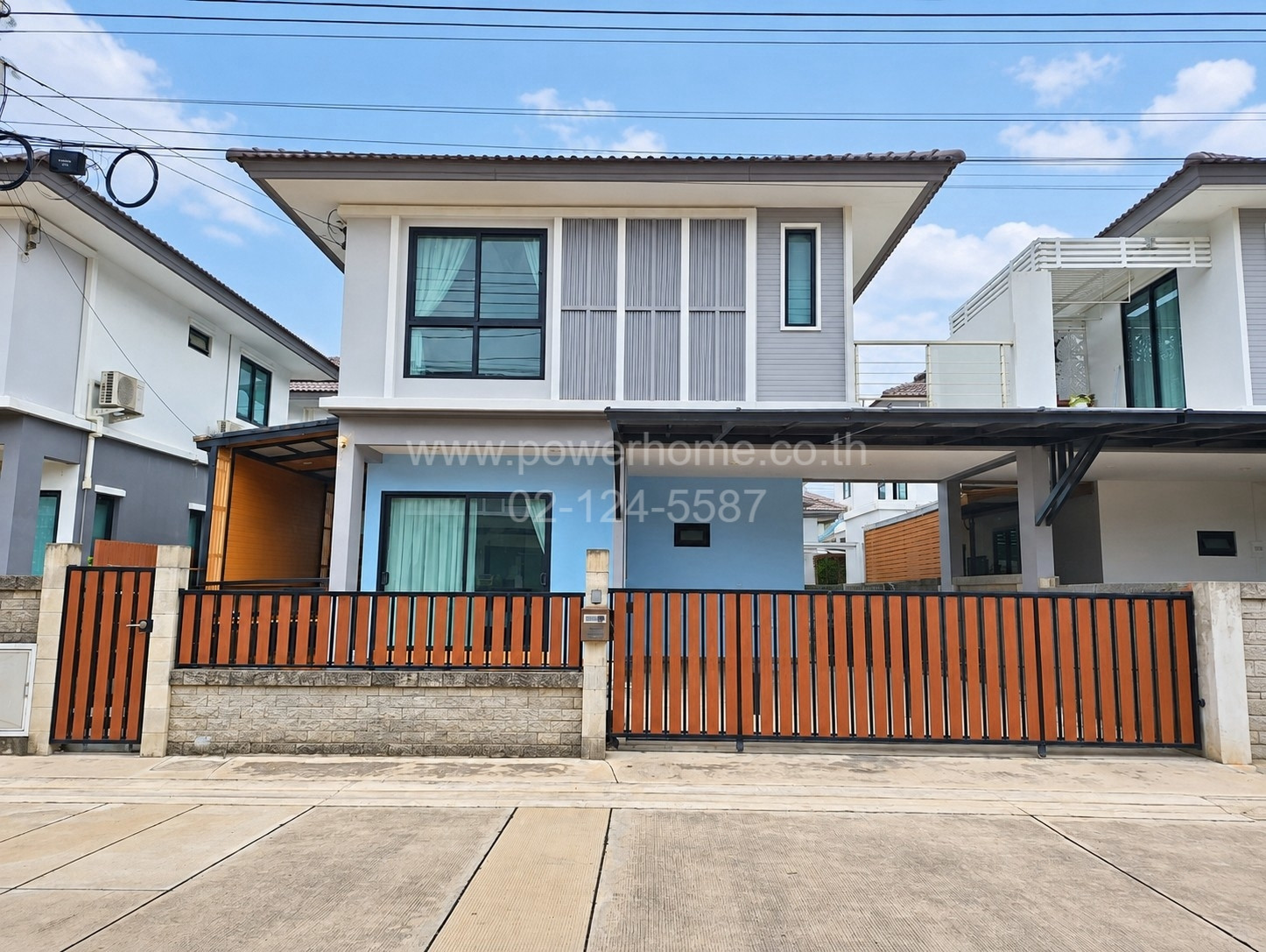 2-story semi-detached house, house facing north. The wind blows cool. Near Thai Somboon Market 3, good location, main road, at the beginning of the project, wide road, house has never been lived in, beautifully decorated, ready to move in. Built-in throug
