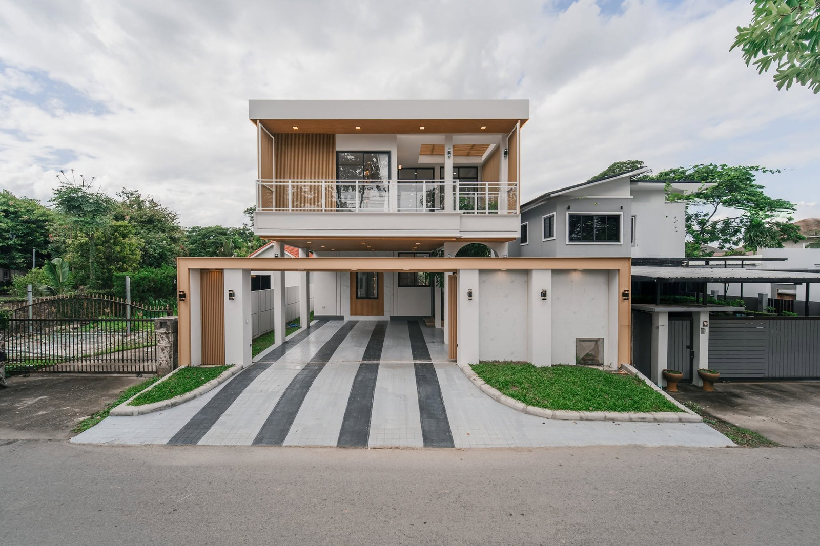 Luxury Pool Villa in Chiang Mai in Wang Tan, Elegant, minimalist design offering peace, privacy, and move-in-ready. 