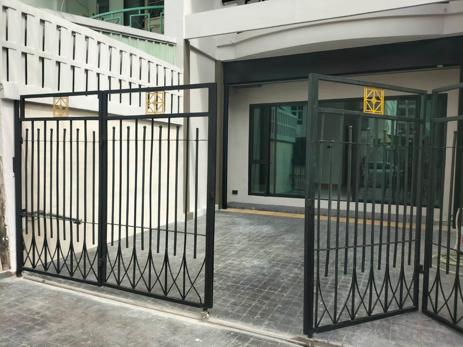 Townhome/office for rent, 4 floors, newly renovated, Srinakarin 40, near Seacon Square, Srinakarin. Townhome/office for rent, 4 floors, newly renovated, Srinakarin 40, near Seacon Square, Srinakarin.
