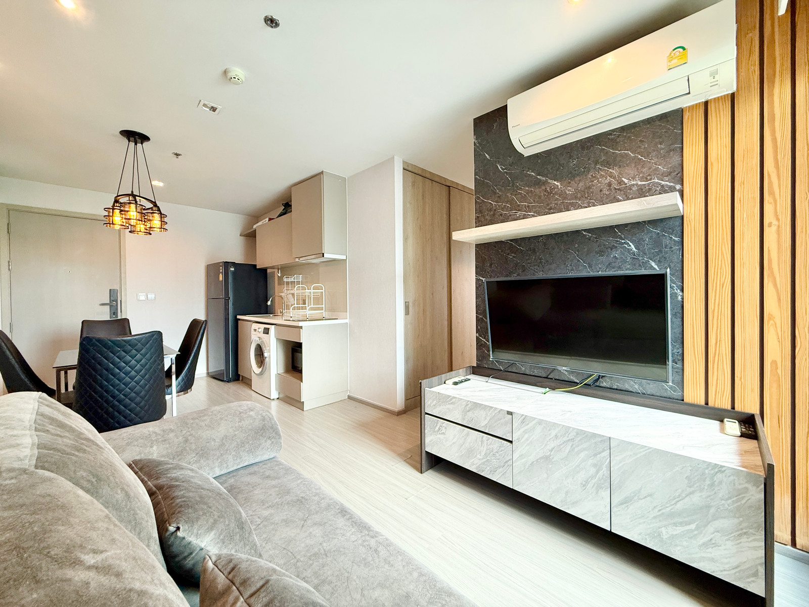For rent📌 𝗟𝗶𝗳𝗲 𝗟𝗮𝗱𝗽𝗿𝗮𝗼 , 2 bed 2 bath, corner position, beautiful layout, central view, beautifully decorated room, Call 092-2462653 Donut