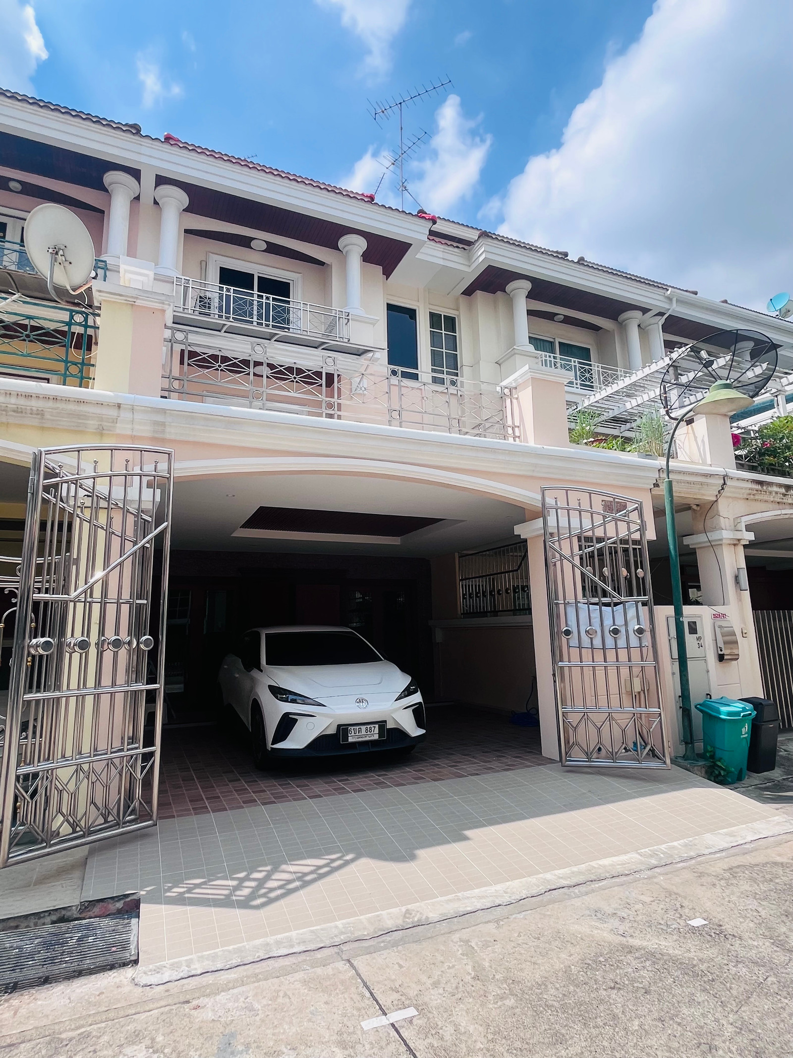 ✨✨ ✨✨ทาวน์โฮมหรู 4 ชั้น Esta Home พระราม 3 ฟังก์ชันใหญ่พิเศษ 4 ห้องนอน 4 ห้องน้ำ รีโนเวทใหม่ทั้งหลัง เดินไฟพร้อมสำหรับที่ชาร์ตรถไฟฟ้า แอร์ Carrier 6 ตัว ครัวนอกครัวในของ STARMARK ตู้เย็น Electrolux 4 ประตู บ้านว่าง สภาพดีเยี่ยม พร้อมโอนทันที!