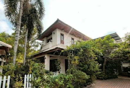 Large detached house, Taling Chan, land area 165 sq m., width 28 m., with parking building. Large detached house, Taling Chan, land area 165 sq m., width 28 m., with parking building.