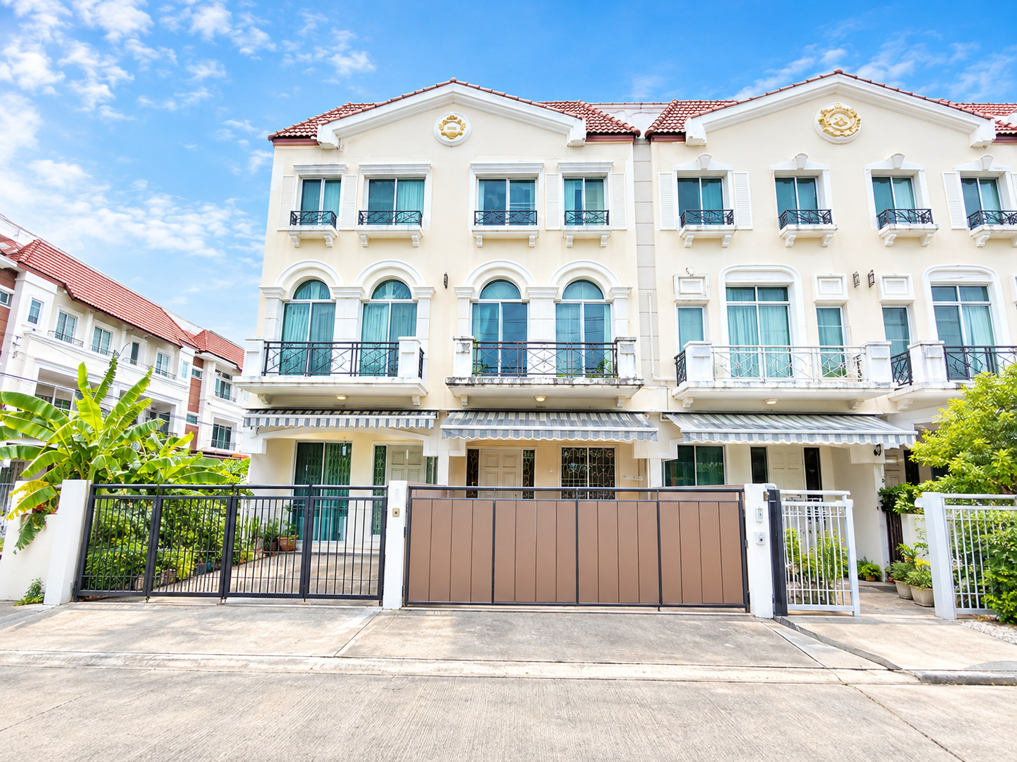 Baan Klang Muang Swisstown Kaset-Nawamin Near Prasertmanukit Road, 500 m., easy to travel, can enter and exit in many routes. Baan Klang Muang Swisstown Kaset-Nawamin Near Prasertmanukit Road, 500 m., easy to travel, can enter and exit in many routes.