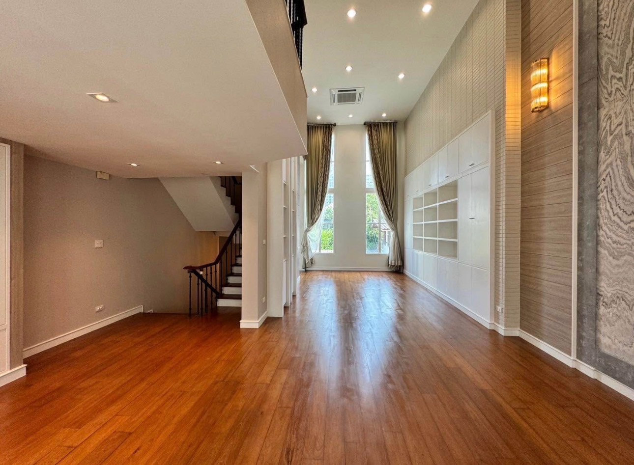 🔥 NEWLY RENOVATED PET-FRIENDLY TOWNHOUSE IN THONGLOR | 4 BEDROOMS + MAID’S ROOM | 350 SQ.M. 🐾 🔥 NEWLY RENOVATED PET-FRIENDLY TOWNHOUSE IN THONGLOR | 4 BEDROOMS + MAID’S ROOM | 350 SQ.M. 🐾