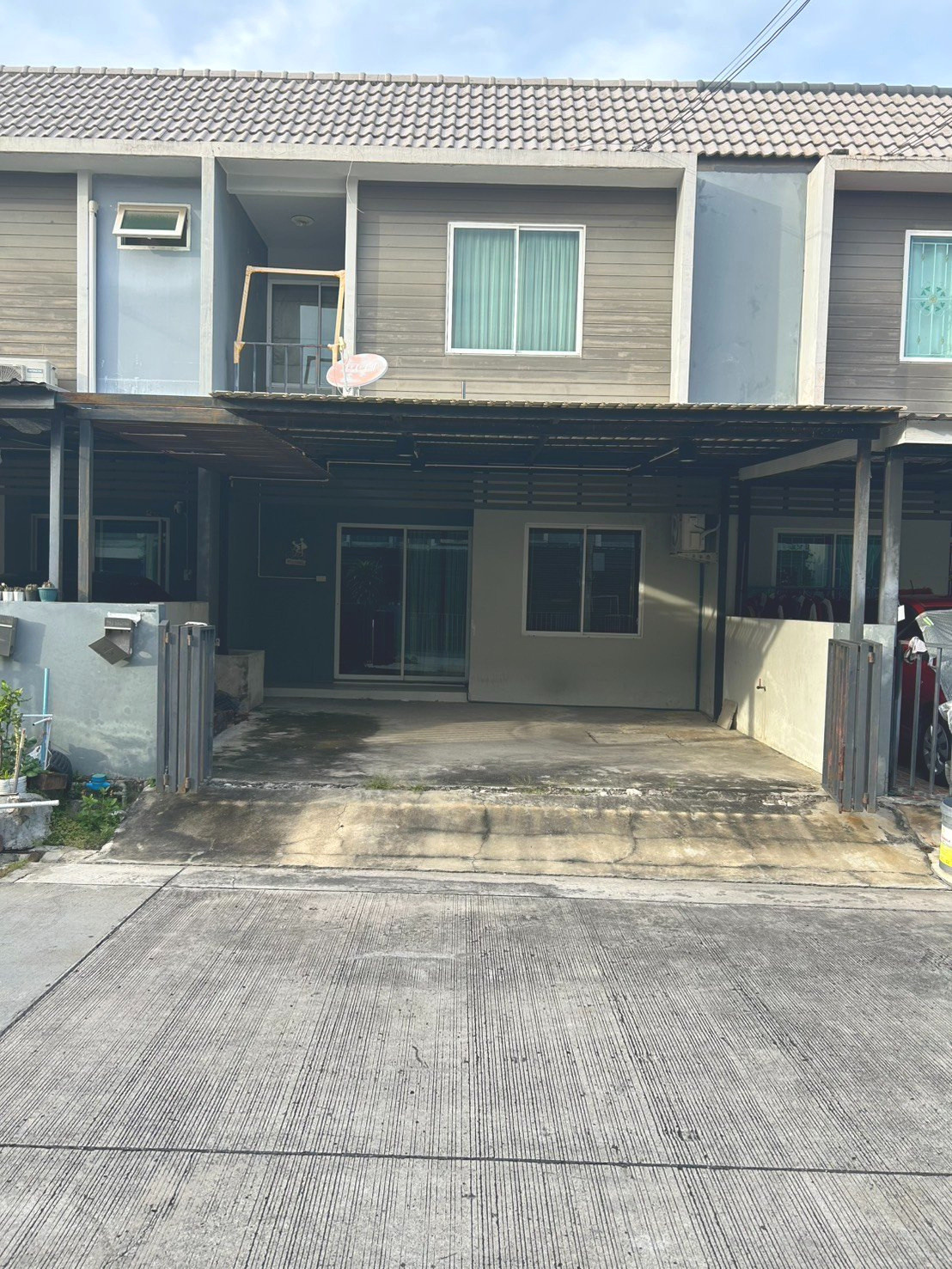 🏡 ทาวน์โฮม 2 ชั้น 4 ห้องนอน พร้อมที่จอดรถ 2 คัน ราคา 2 ล้านบาท