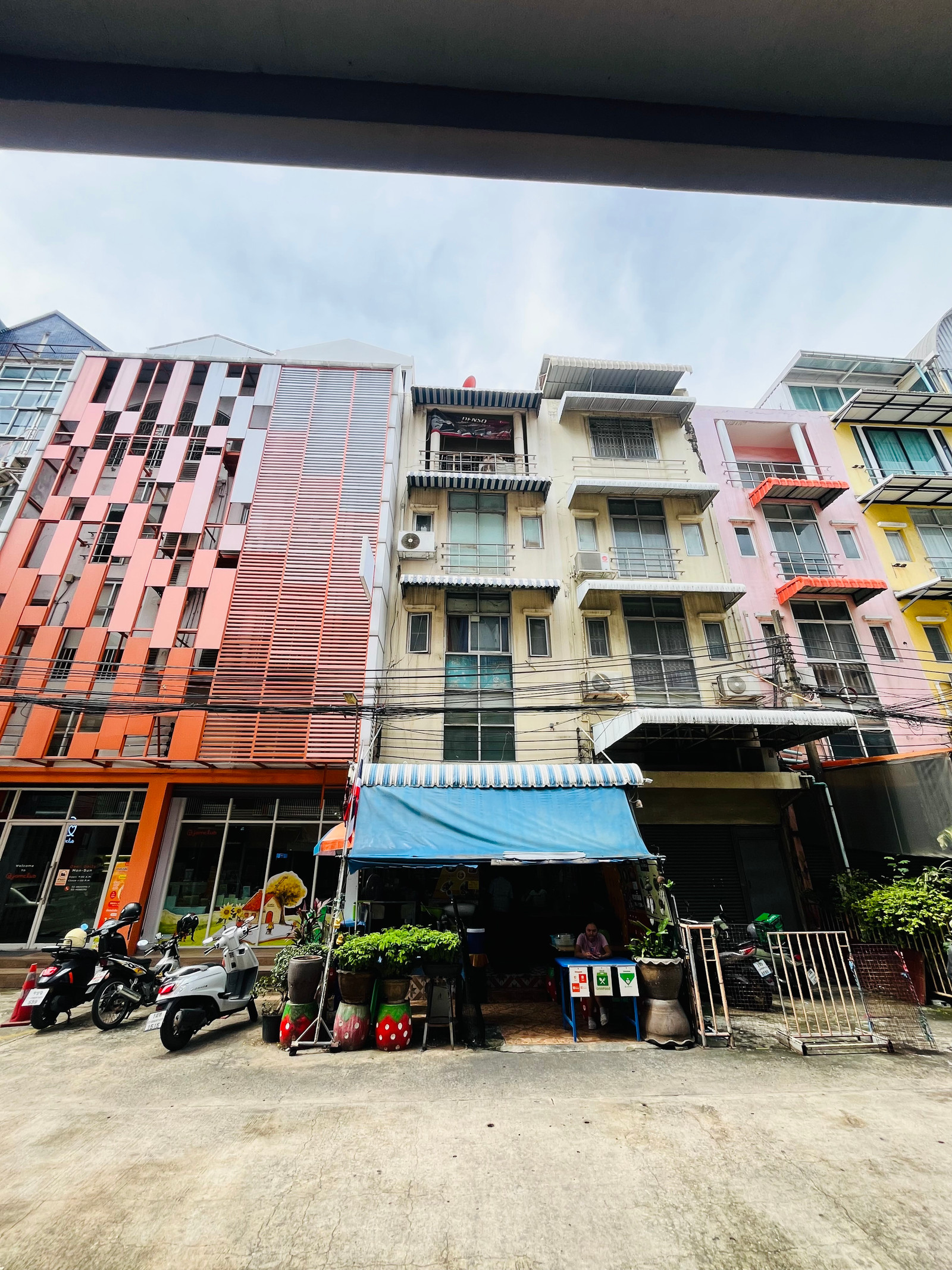 Prime location next to Major Pinklao in Soi Sammy. Prime location next to Major Pinklao in Soi Sammy.