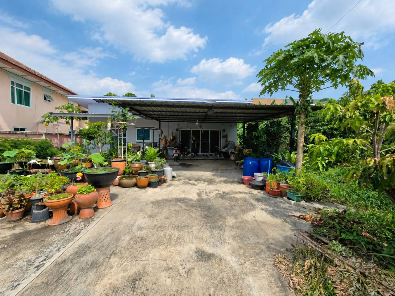 98009 - ขายที่ดินพร้อมบ้าน ทำเลดีซอยอ้อมเกร็ด1/1 ก่อนถึง สวนส้มโอแม่ศรียงค์ เนื้อที่ 100 ตร.วา แปลงสวย ใกล้ถนนหลักราชพฤกษ์ - รัตนาธิเบศร์ หลังโรงเรียนนนท์วิทยาลัย รายล้อมด้วยห้าง โรงเรียน โรงพยาบาล และแหล่งชุมชน