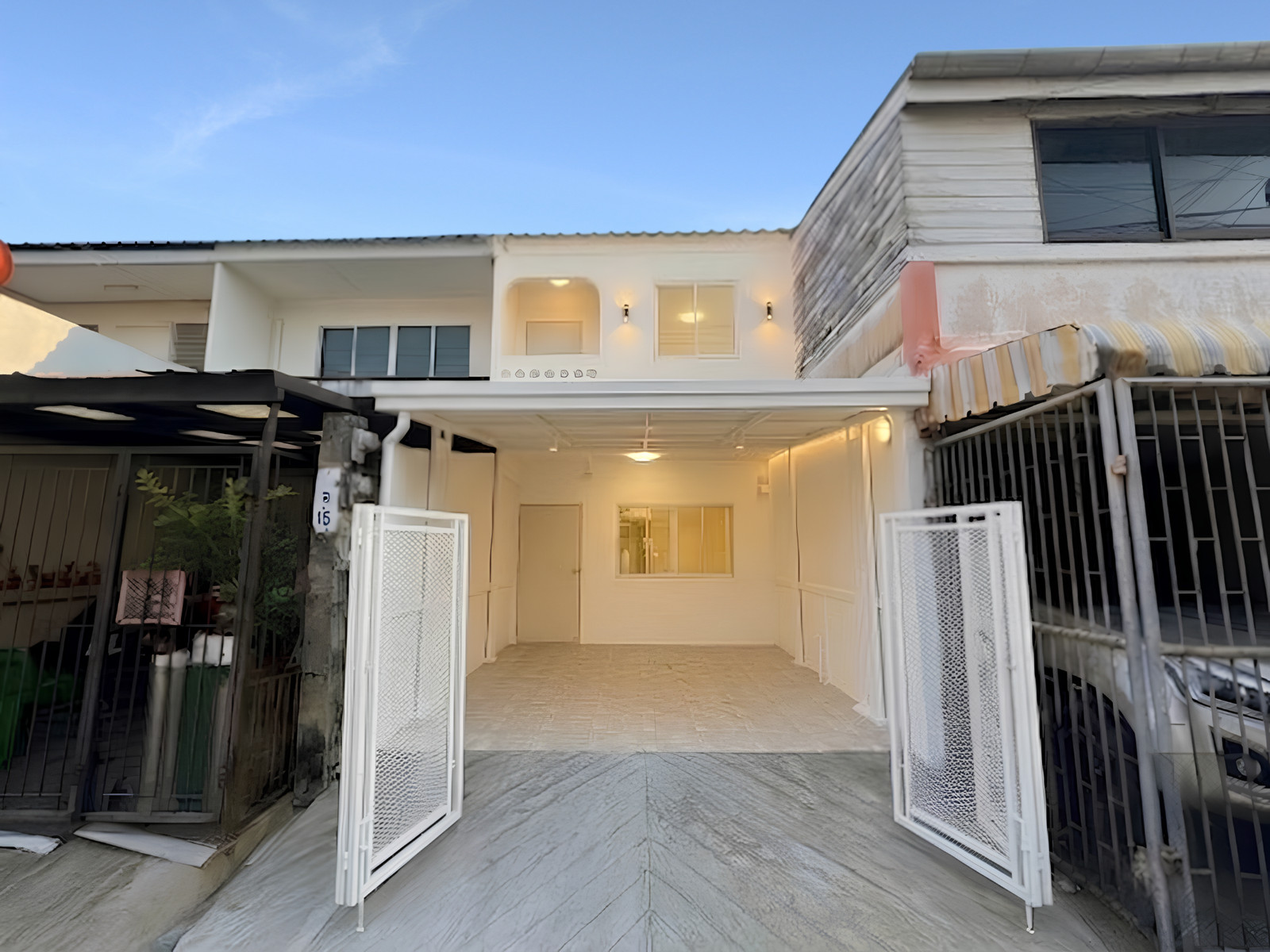 2-storey townhouse, Royal Thai Armed Forces Headquarters, Ramintra 46, enter Nuanchan, Nawamin, 2 bedrooms, 2 bathrooms, newly decorated throughout the house, electrical wiring, new water-sewage system, addition of kitchen, parking garage, near Khubon BTS