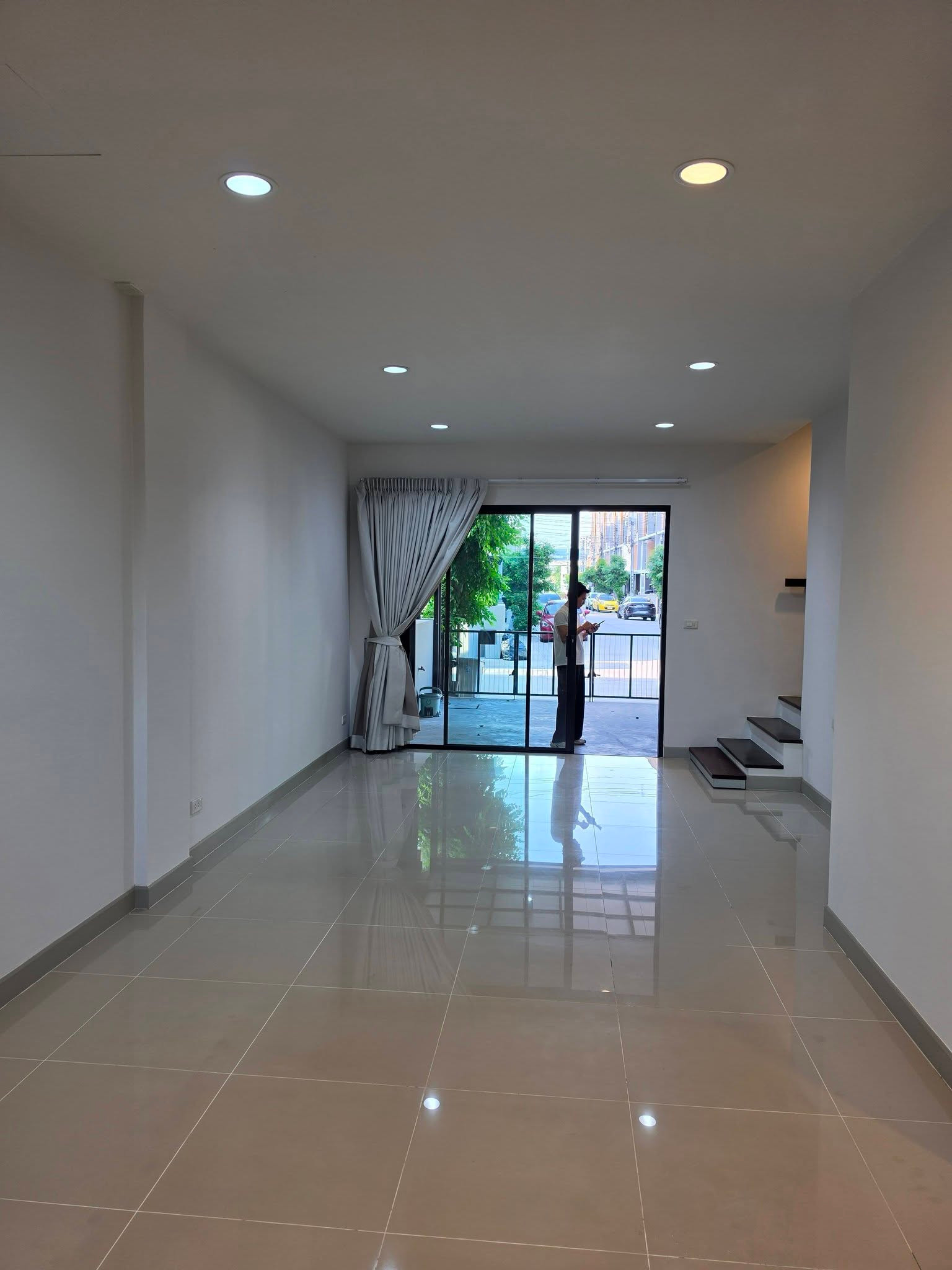 🟢 Townhome for rent, 3 floors, beautiful modern design. Empty house, new condition, spacious Install air conditioners in every room. With digital door lock – รูปที่ 4