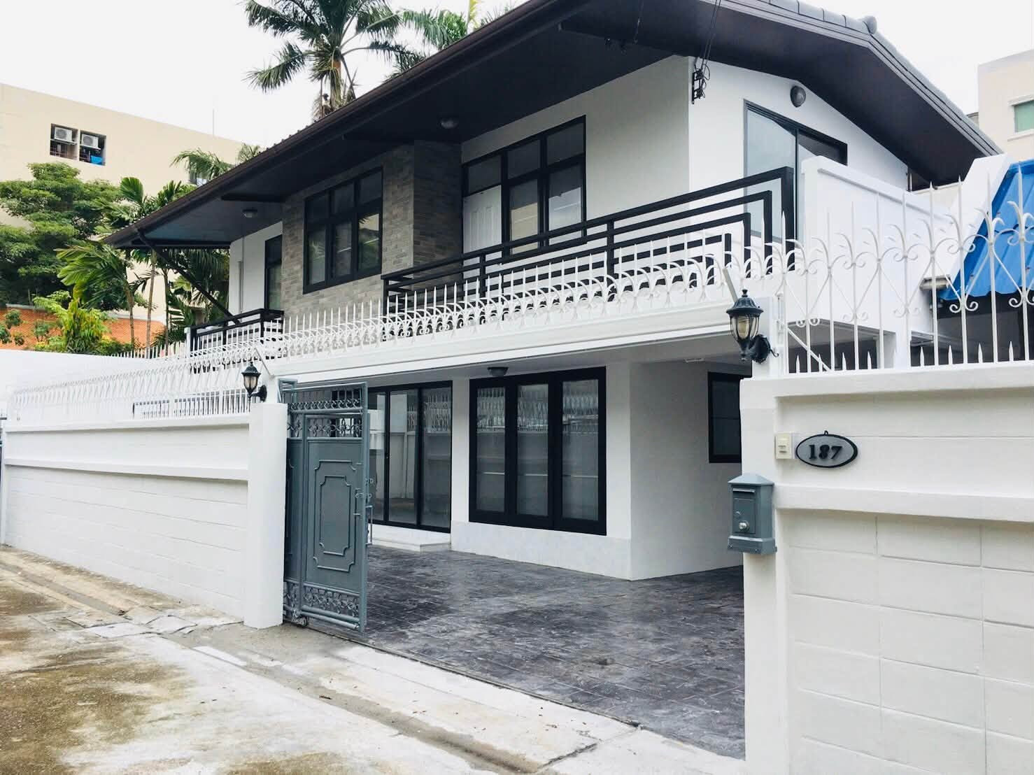 HR3867 2-story detached house/home office for rent, prime location Sutthisan - Ratchada - Lat Phrao 48, corner house, land 60 sq m, parking for 7 cars, can register a company, near MRT Sutthisan. HR3867 2-story detached house/home office for rent, prime location Sutthisan - Ratchada - Lat Phrao 48, corner house, land 60 sq m, parking for 7 cars, can register a company, near MRT Sutthisan.
