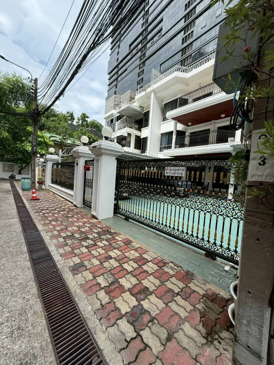 ขายบ้าน 3 ชั้น 2 คูหา ติด รถไฟฟ้าสุรศักดิ์ 150 เมตร พื้นที่ 80 ตารางวา พื้นที่ใช้สอย 710 ตารางเมตร ราคา 160 ลบ. ( เจรจาได้ ) ติดต่อ คุณปุ้ย 089-920-9893