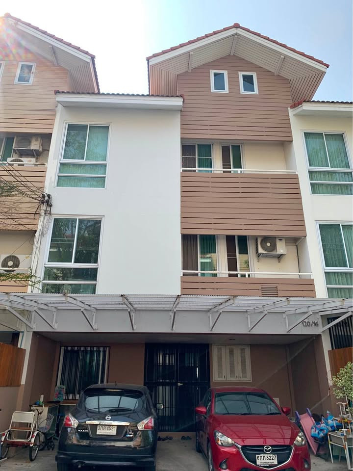 HR3875 Townhome for rent, 3 and a half floors (with attic room), along Ekamai-Ramindra Expressway (walking distance), near Town in Town. Spacious living space There is a balcony in every room. Very convenient to travel. HR3875 Townhome for rent, 3 and a half floors (with attic room), along Ekamai-Ramindra Expressway (walking distance), near Town in Town. Spacious living space There is a balcony in every room. Very convenient to travel.