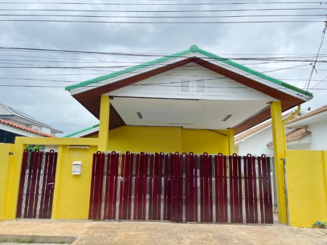 Located 600m. from Wat Sikan Don Mueang area this fully furnished single-story detached house features 2 bed 2 bath a 50-sq.wa. land plot