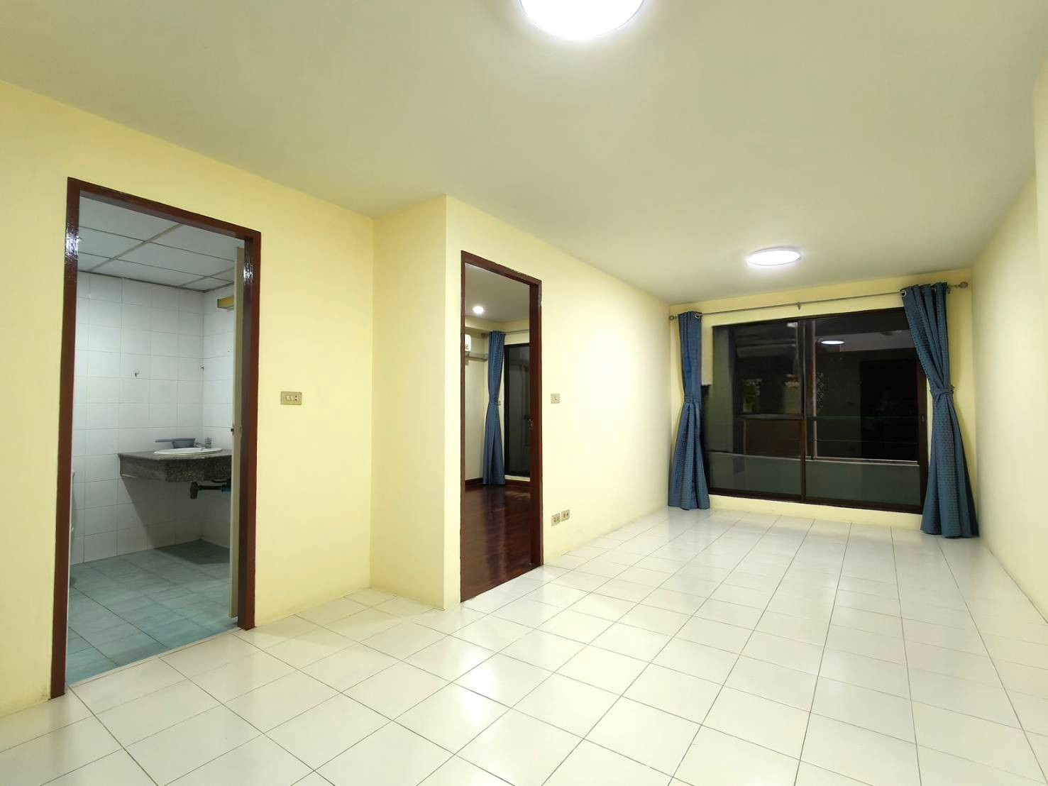 Empty room, very big, no view, opposite Central Bangna 📢 Line : @085pucam / 0627941024 🥳 YKP Rental Condo