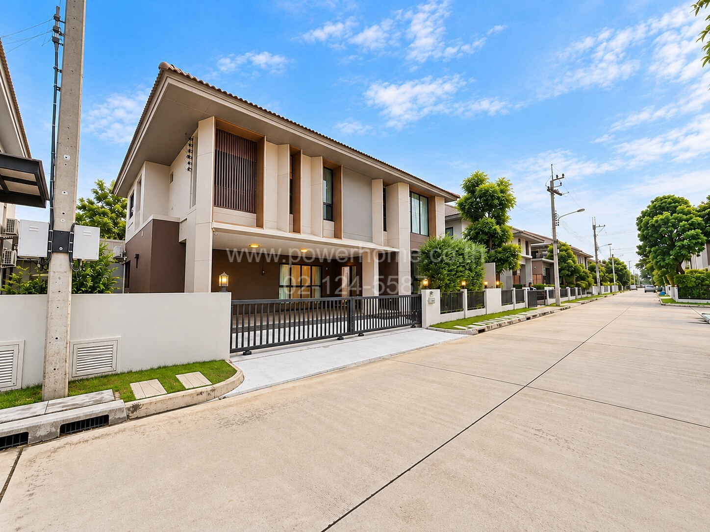 บ้านเดี่ยว 2 ชั้น ภายในมีฟังก์ชั่นน่าสนใจมากมาย อาทิ  Double Volume Living Space ทำให้บ้านดูโปร่งโล่งและรับแสงธรรมชาติได้มากขึ้น และ Triple Master Bedrooms พร้อมนวัตกรรมบ้านปลอดฝุ่น เพิ่มออกซิเจน ทำเลดี ใกล้ตลาดสดศรีวารี – รูปที่ 3