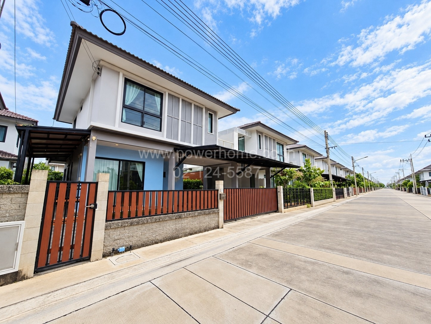 บ้านแฝด 2 ชั้น บ้านหันหน้าทางทิศเหนือ ลมพัดเย็นสบาย ใกล้ตลาดไทยสมบูรณ์ 3 ทำเลดี ถนนเมน อยู่ต้นโครงการ ถนนกว้าง  บ้านไม่เคยเข้าอยู่ ตกแต่งสวย พร้อมเข้าอยู่ บิ้วอินทั้งหลัง – รูปที่ 3