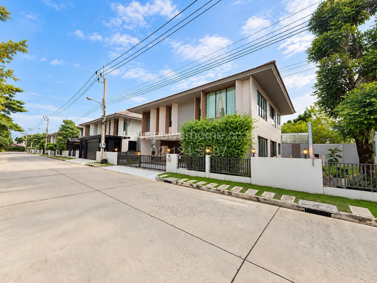 บ้านเดี่ยว 2 ชั้น ภายในมีฟังก์ชั่นน่าสนใจมากมาย อาทิ  Double Volume Living Space ทำให้บ้านดูโปร่งโล่งและรับแสงธรรมชาติได้มากขึ้น และ Triple Master Bedrooms พร้อมนวัตกรรมบ้านปลอดฝุ่น เพิ่มออกซิเจน ทำเลดี ใกล้ตลาดสดศรีวารี – รูปที่ 2