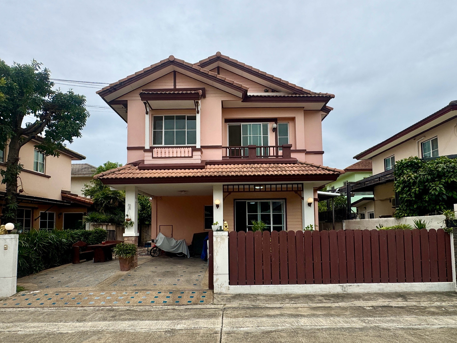 Single house in a land and house project. Near the Purple Line