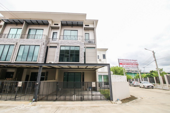 ขายทาวน์โฮม 3 ชั้น เปี่ยมสุข  ปิ่นเกล้า กาญจนา พระราม5 บางใหญ่ ชัยพฤกษ์ ราชพฤกษ์ 35.5 ตร.ว ต่อเติมลงเข็ม หลังมุม ต้นโครงการ 