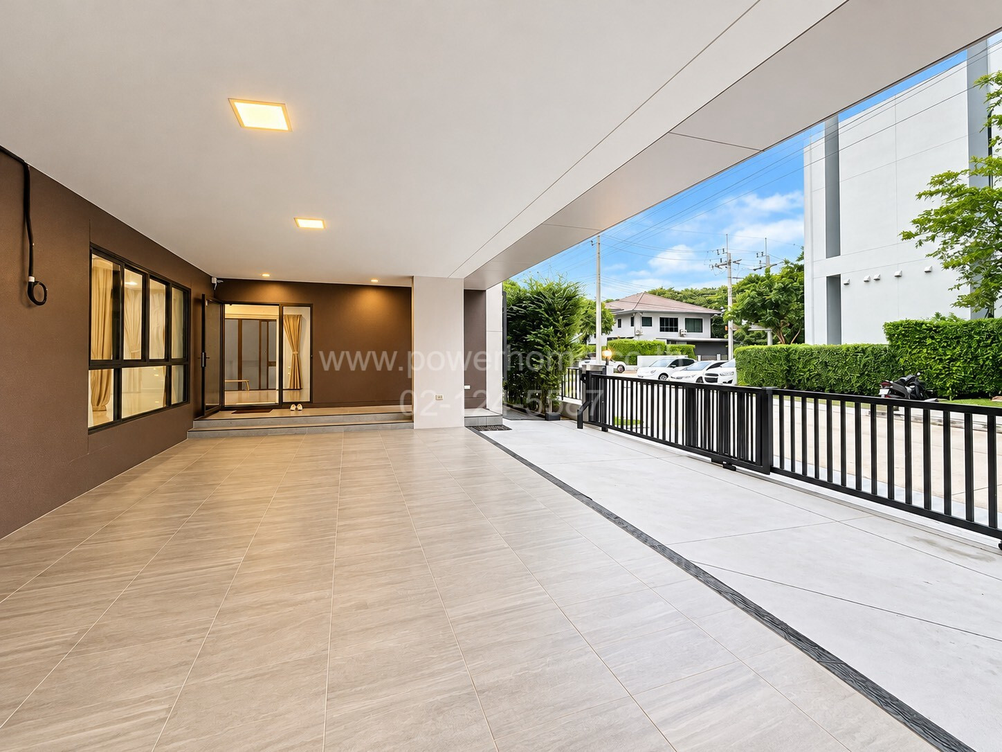 บ้านเดี่ยว 2 ชั้น ภายในมีฟังก์ชั่นน่าสนใจมากมาย อาทิ  Double Volume Living Space ทำให้บ้านดูโปร่งโล่งและรับแสงธรรมชาติได้มากขึ้น และ Triple Master Bedrooms พร้อมนวัตกรรมบ้านปลอดฝุ่น เพิ่มออกซิเจน ทำเลดี ใกล้ตลาดสดศรีวารี – รูปที่ 4
