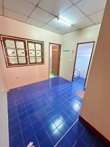 PrachaUthit this newly renovated single-story Ramkhamhaeng17-25 Sriwara townhome for rent offers a garden view. Features 1 bed – รูปที่ 3