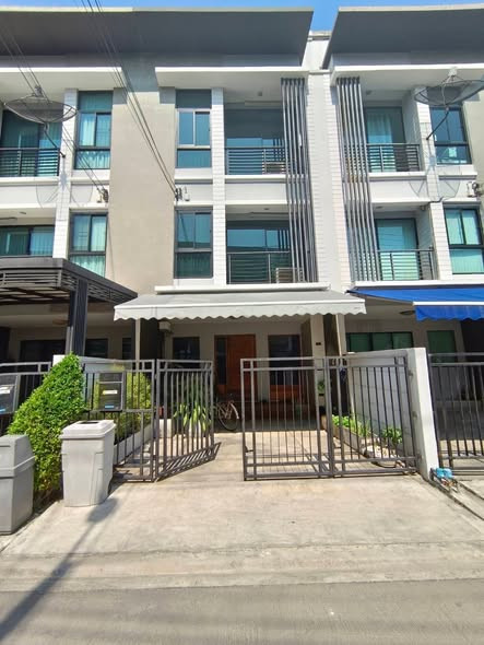 HR3871 Townhome for rent Baan Klang Muang Rama 9 - Ramkhamhaeng 39 (Town in Town) fully furnished and ready to move in. Near international schools and the Orange Line.