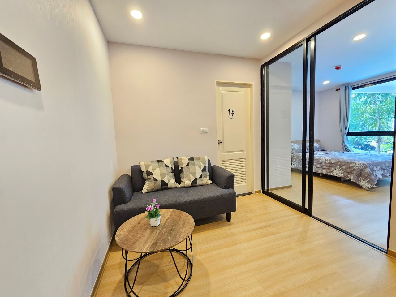 🛋️ Spacious Living Room for Your Relaxing Lifestyle