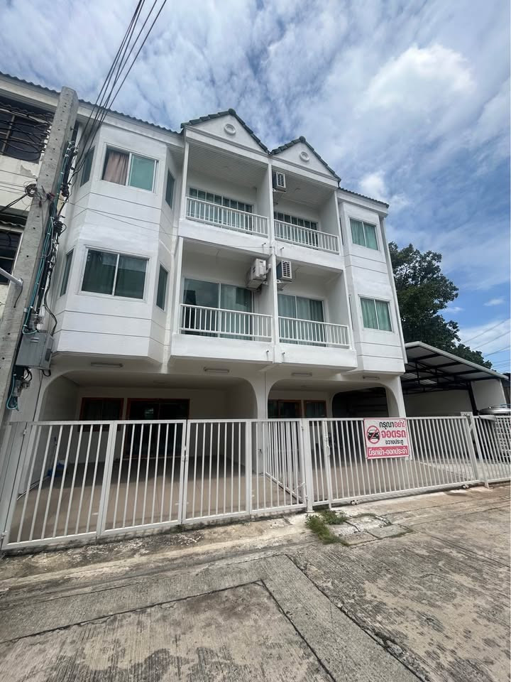 ทาวน์โฮม3ชั้น ซอยเรวดี 75 20 ตร.ว. 4 ห้องนอน | 3 ห้องน้ำ |    23,000