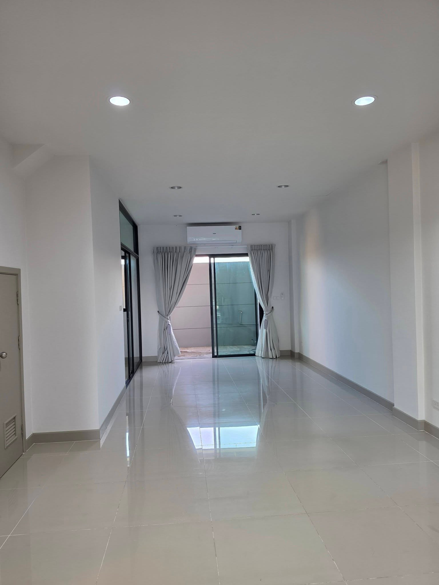 🟢 Townhome for rent, 3 floors, beautiful modern design. Empty house, new condition, spacious Install air conditioners in every room. With digital door lock – รูปที่ 2