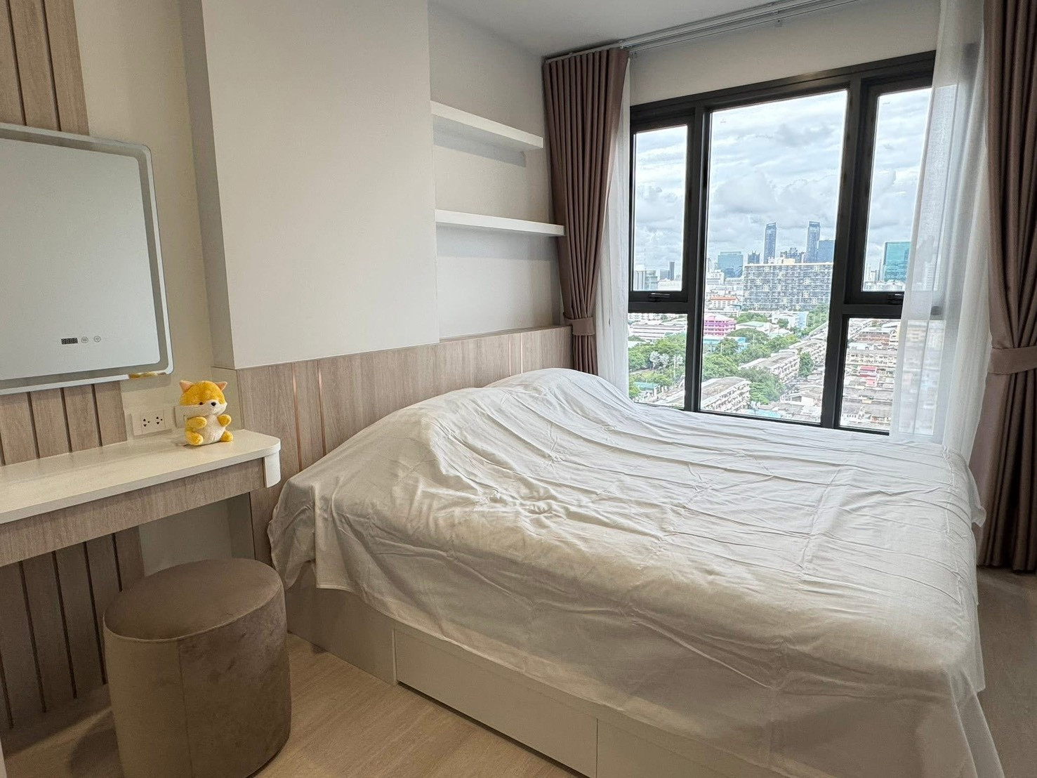 Beautiful condo, minimal style! Minimal style condo for rent, Aspire vibha-victpry, high view, 19th floor, quiet, cant hear the sound of the train! Size 32.7 sq m, just 5 minutes to BTS Victory Monument.