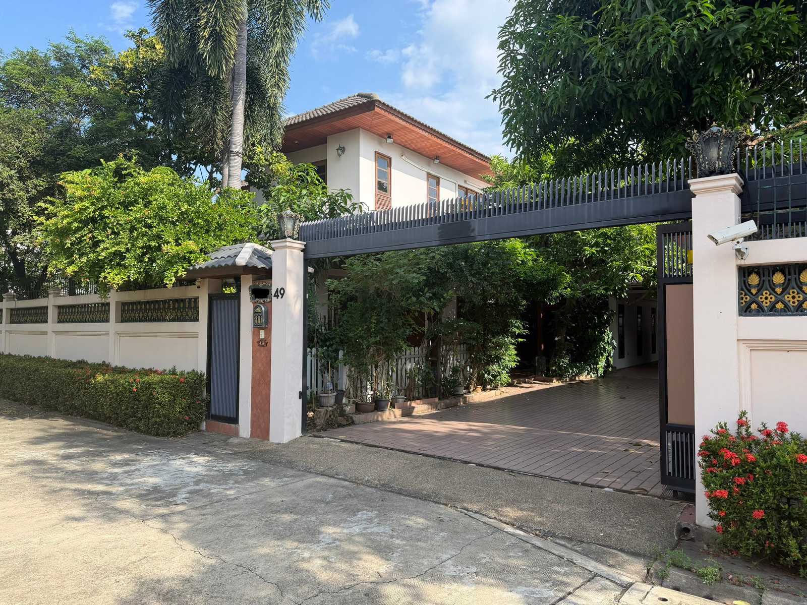 Large detached house, Taling Chan, land area 165 sq m., width 28 m., with parking building. Large detached house, Taling Chan, land area 165 sq m., width 28 m., with parking building.