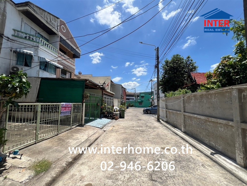 ทาวน์เฮ้าส์ 3 ชั้น 21 ตร.ว. หมู่บ้านรุ่งเรืองเฮ้าส์ พหลโยธิน54 ใกล้บิ๊กซี พหลโยธิน ซอยพหลโยธิน54 ถนนพหลโยธิน ถนนเทพรักษ์ เขตบางเขน กรุงเทพมหานคร 