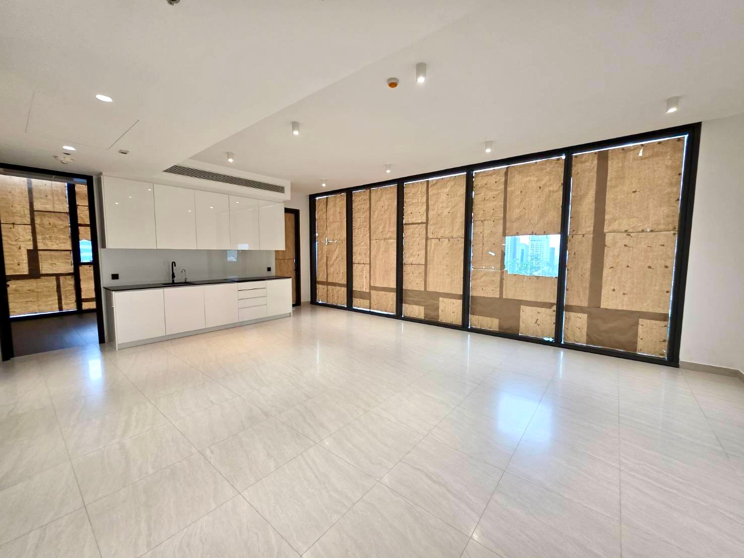 Tait 12 sell 92sqm: 2bed 2bath 92.5sqm. 2XFl unfurnished 27,500,000 Am: 0656199198