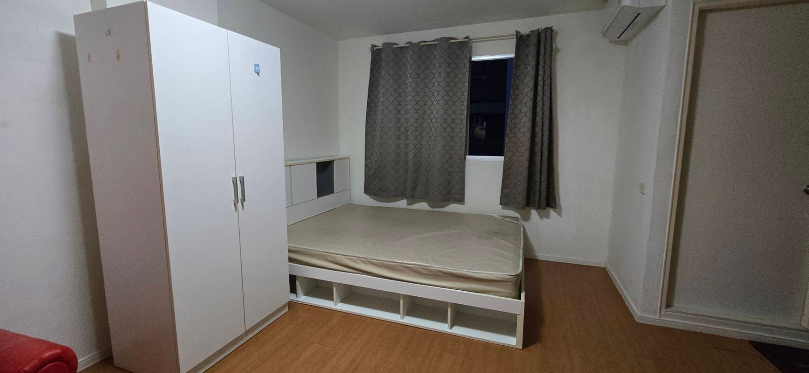 Beautiful room, white furniture, rent 500/mo.