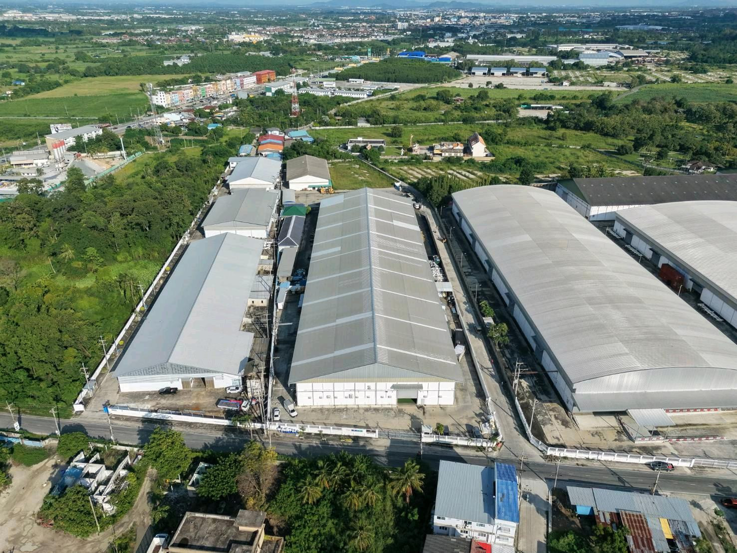 Warehouse/factory for sale, EEC, Ban Bueng, Chonburi, 8 rai, usable area 9,000 sq m., with tenants, income ~600,000 baht/month. Warehouse/factory for sale, EEC, Ban Bueng, Chonburi, 8 rai, usable area 9,000 sq m., with tenants, income ~600,000 baht/month.