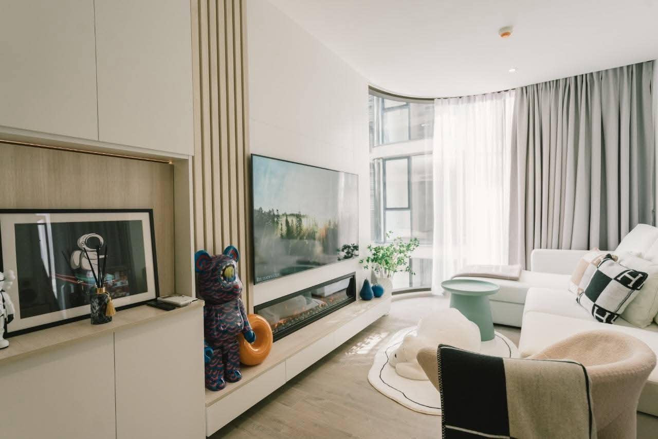 FOR RENT 📍Fynn Asoke Condo in the heart of Sukhumvit–Asoke. Beautifully decorated in a modern style and ready for move-in. Available for rent at 36,000 THB/month.