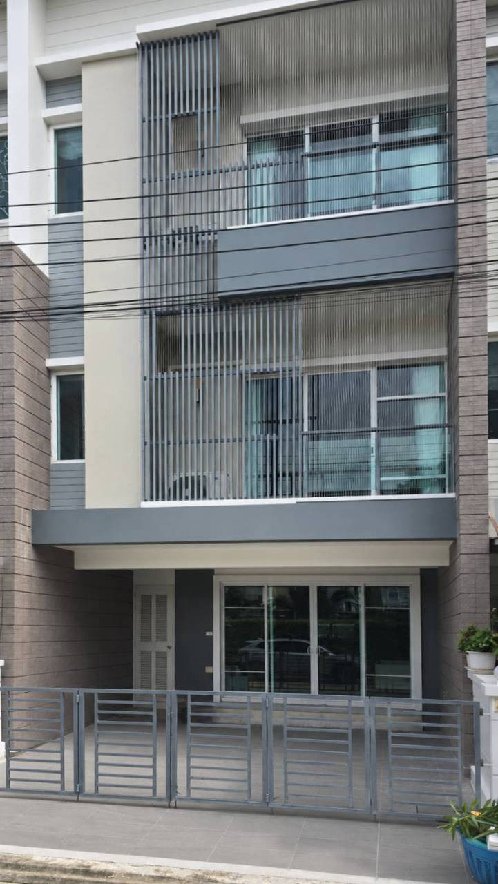 Brand new house on On-nute Srinakarin 3 bedrooms 4 bathrooms with all new appliances 