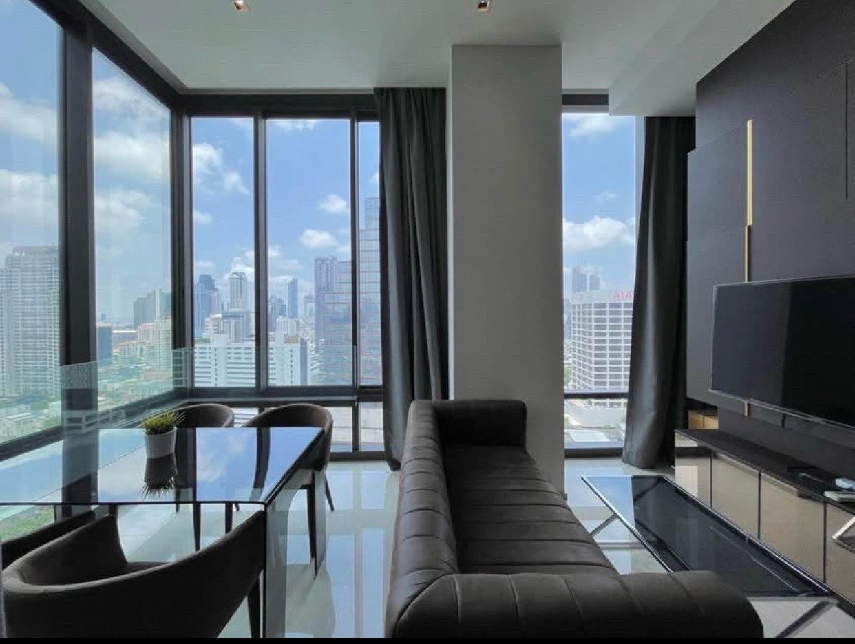Ashton Silom❤️📞 0825686458