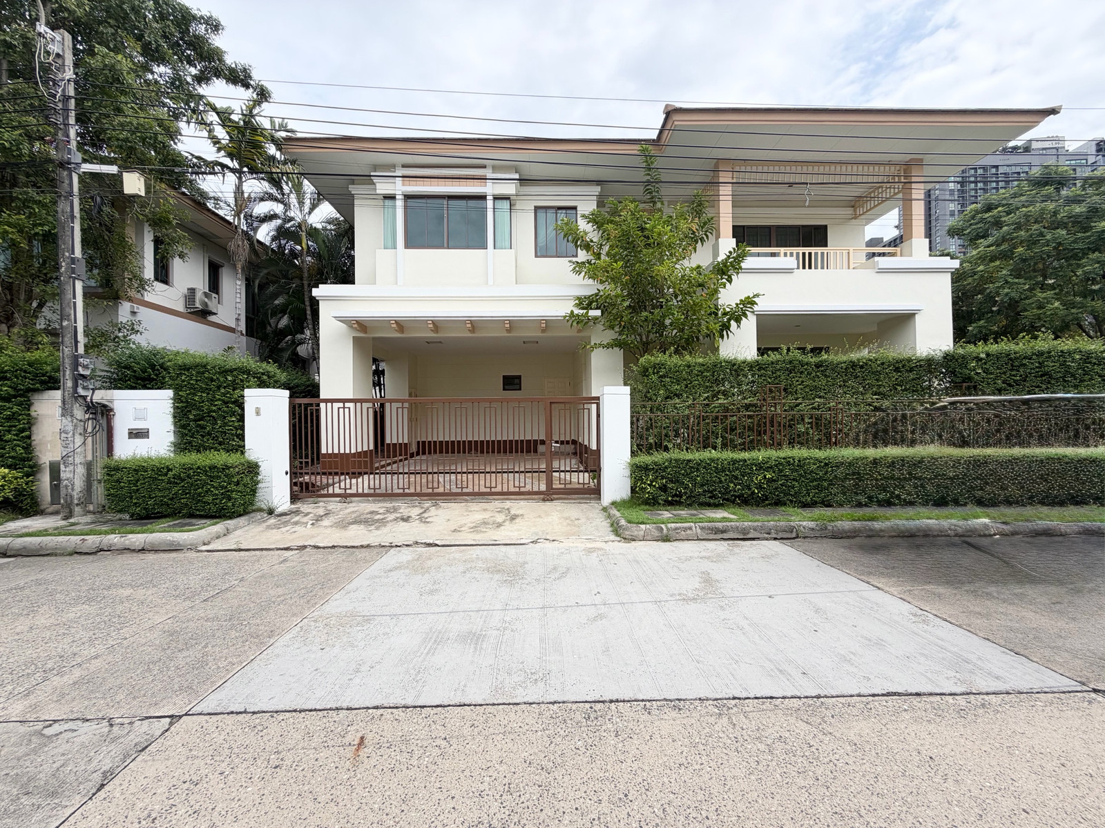 For rent, 2-story detached house with lawn area, Setthasiri Village, Bangna-Wongwaen.