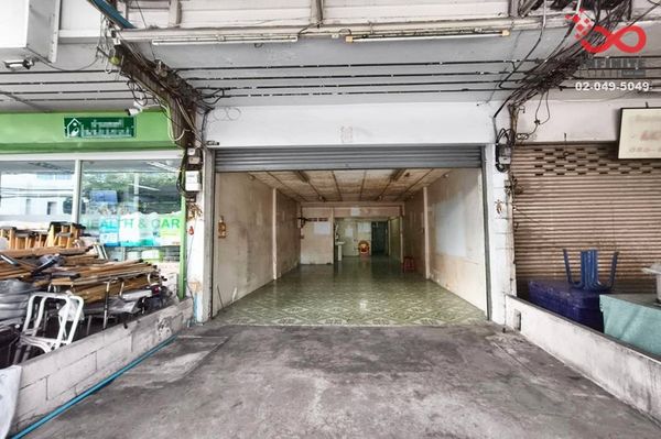 Commercial building for sale, 4.5 floors, 15 sq m, next to Sukhumvit Road 113, Soi Dan Samrong, Srinakarin, Samut Prakan.