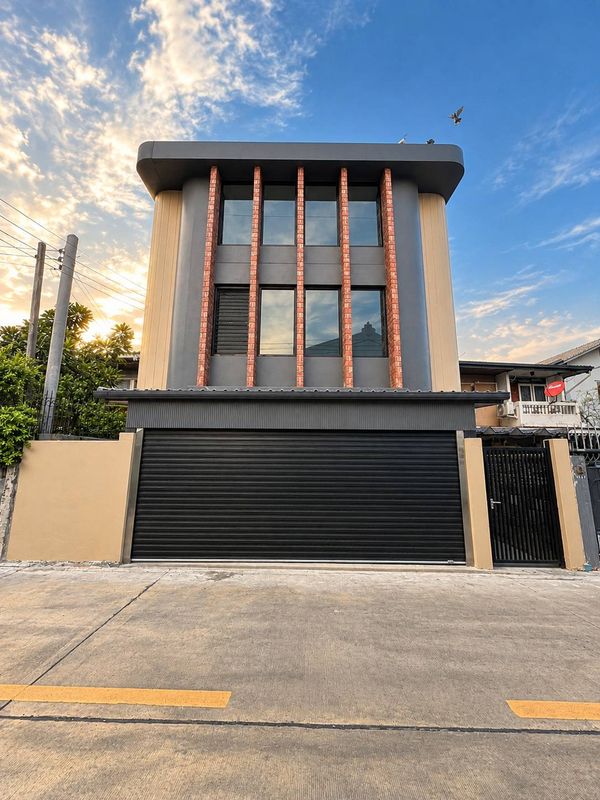 🔥 🏡✨ บ้านหลังนี้…ไม่ธรรมดาตั้งแต่ก้าวแรก!  🏡 ขายบ้านเดี่ยว 3 ชั้น ซอยรัชดา 42 | ราคา 18.9 ล้านบาท 