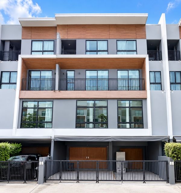 3-storey house for sale, Arden Pattanakarn project, luxurious, great price, completely renovated.