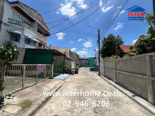 ทาวน์เฮ้าส์ 3 ชั้น 21 ตร.ว. หมู่บ้านรุ่งเรืองเฮ้าส์ พหลโยธิน54 ใกล้บิ๊กซี พหลโยธิน ซอยพหลโยธิน54 ถนนพหลโยธิน ถนนเทพรักษ์ เขตบางเขน กรุงเทพมหานคร 